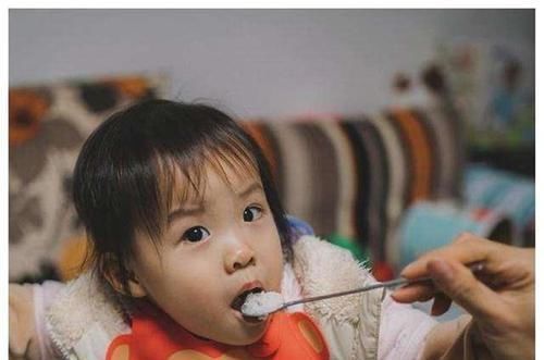 大宝|孩子多大年龄才能吃大人的饭菜?儿科医生:应该分年龄段喂养孩子