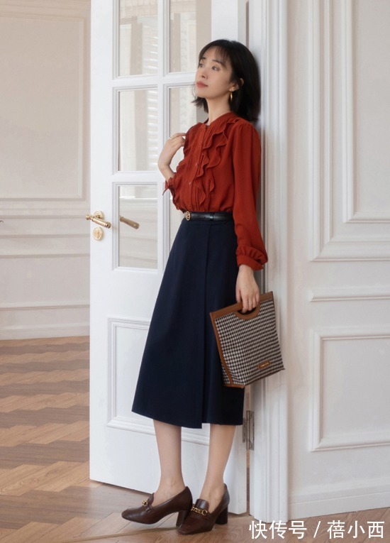 搭配 秋天别总穿大地色,经典“红+黑”更显白显气质,黄黑皮有救了