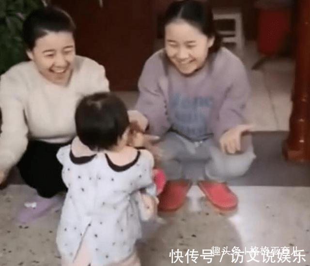 两人|小姨与妈妈是双胞胎,两人同时要抱女儿时,女儿的反应让人笑喷了