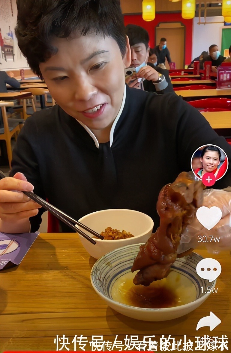 世界冠军|邓亚萍近况曝光超朴素!啃鸡爪直接用手接骨头,回归田园醉心种菜