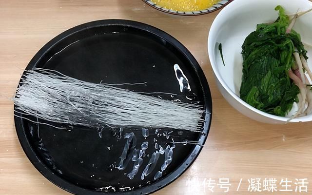 薄皮|玉米面不要做馒头了，加上这种蔬菜，教你做菜团子，薄皮大馅真香