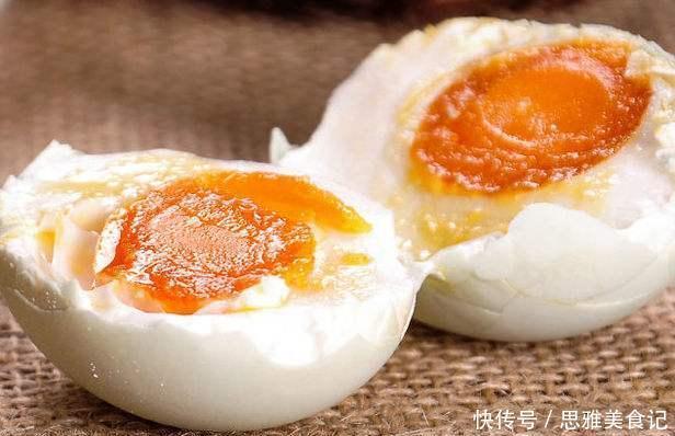 腌咸蛋时,加水腌是不对的!偷偷加一点它,蛋黄个个起沙流大油