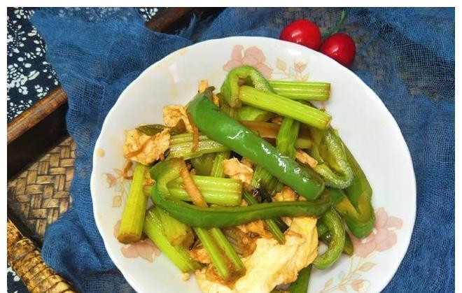 青椒|秋天，3样食材放入炒锅，成本不到5块钱，出锅香脆可口