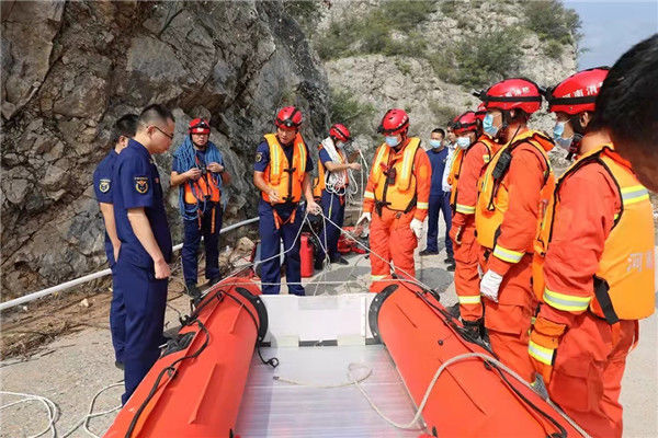 消防|洪水断路两名八旬老人被困 消防手拉“生命之舟”营救