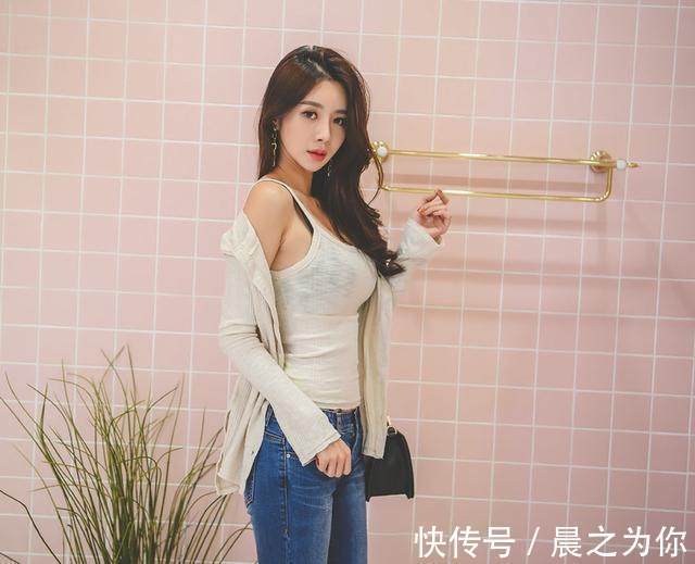 舒适 大气优雅的牛仔裤美女,搭配出精致的迷人身段,彰显青春气息!