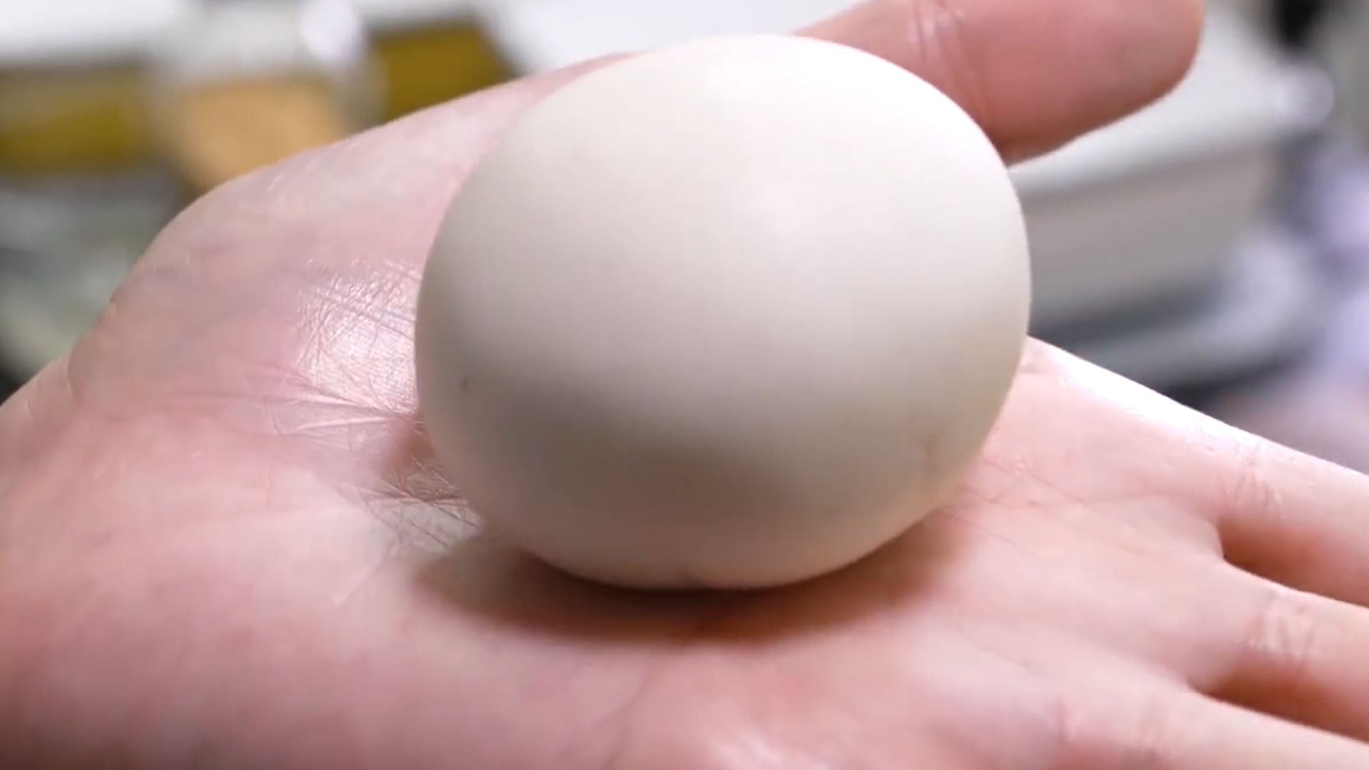 偷偷告诉你炸麻团的技巧,个个空心又香又脆,出锅全家抢着吃