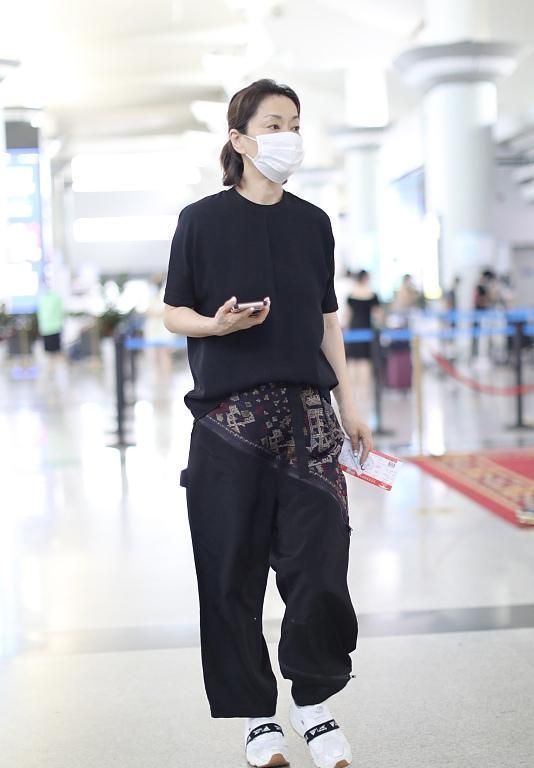 歌坛|毛阿敏快瘦成麻杆!拎2万包穿潮服腰比裤管还细,17岁女儿超美