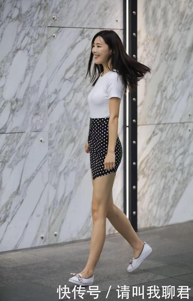 波浪裙|年轻女孩就是会穿，波点短裙搭配白t恤，清爽减龄又可爱