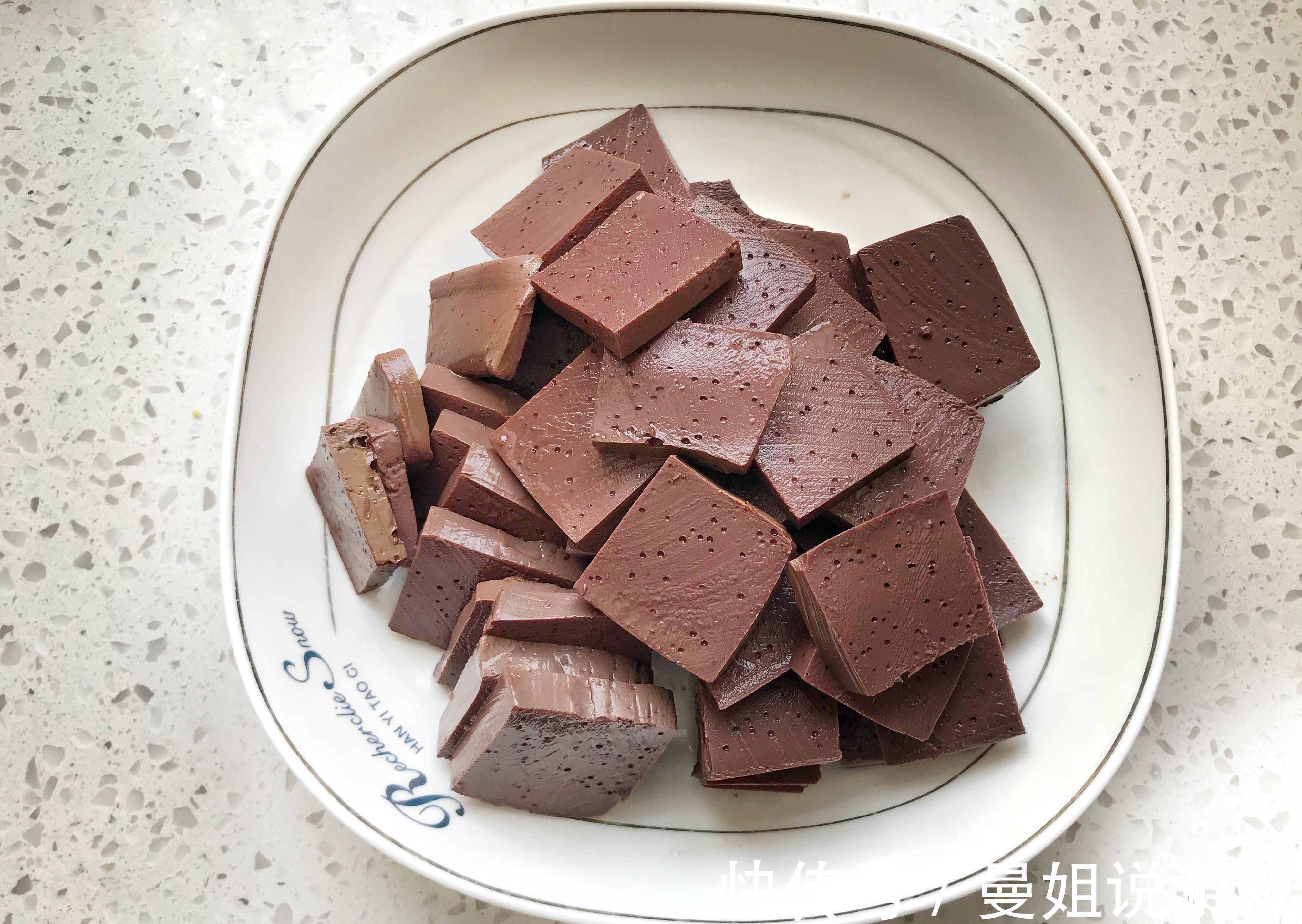 洋葱搭配羊血一起炒,不腥不膻,吃起来别有一番风味