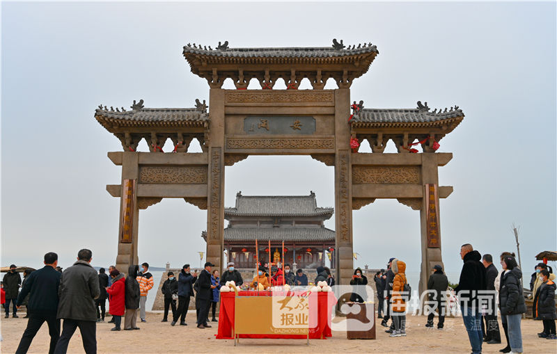 烟台海阳渔民正月十三祭海祈福 鞭炮阵阵热闹赛过春节