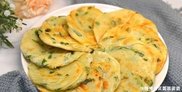 饺子皮这做法火了,百吃不厌,3天不做就馋得慌,我家一周吃5次