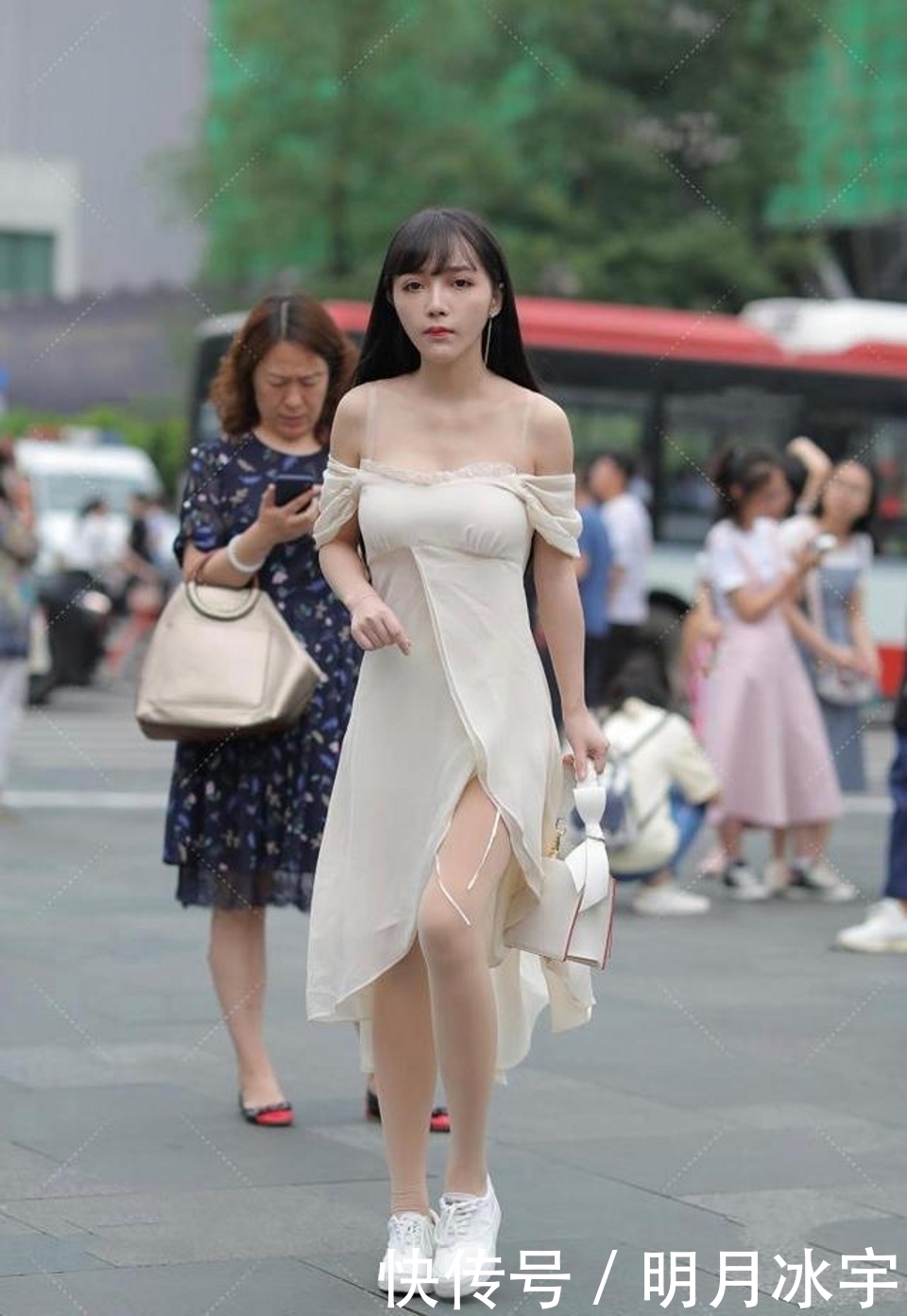 街拍,美女休闲裤搭配黑色针织衫,唯美精致