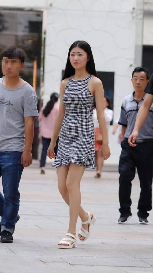 辣妈|连衣裙让你气质与时尚并存，整体也很显休闲的时髦范，真是太性感