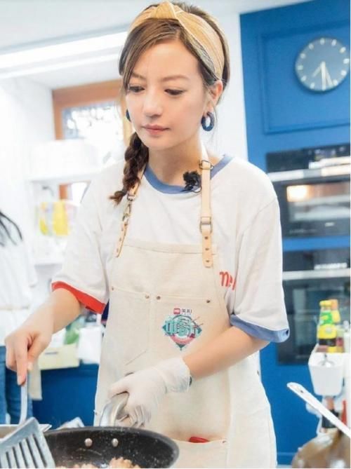 现在不是扎马尾的年代了,马尾辫显的脸大,还有“秃顶”的错觉