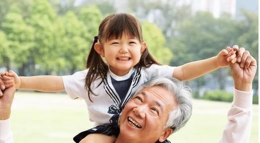 忙着赚钱没时间,孩子交给父母带,长大后成这样,家长后悔不已!