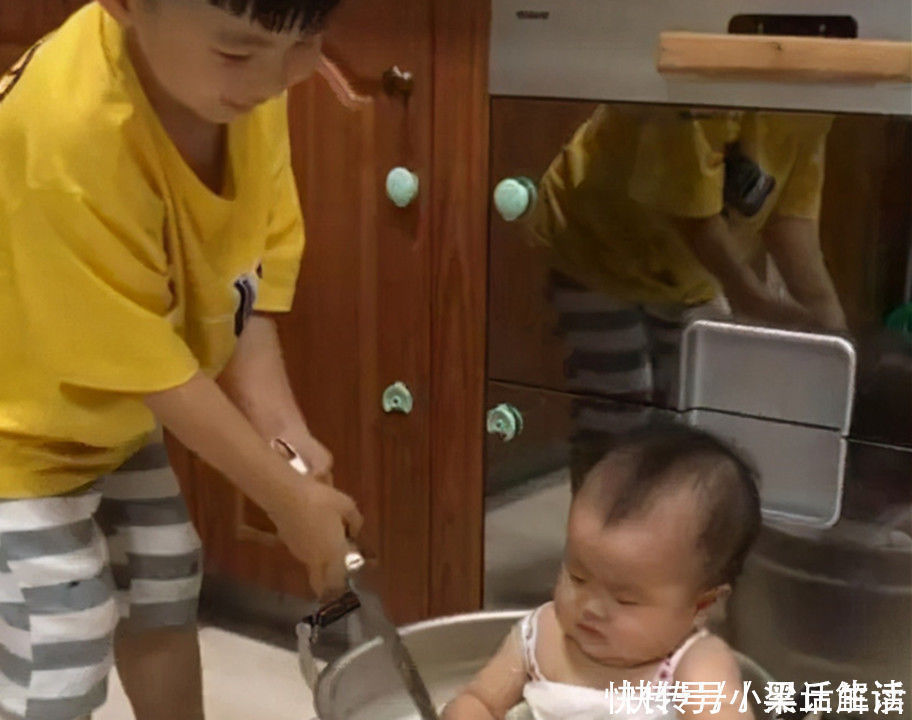 窗台|哥哥趁爸妈不在家,准备铁锅炖弟弟,宝妈:到家就差点火了