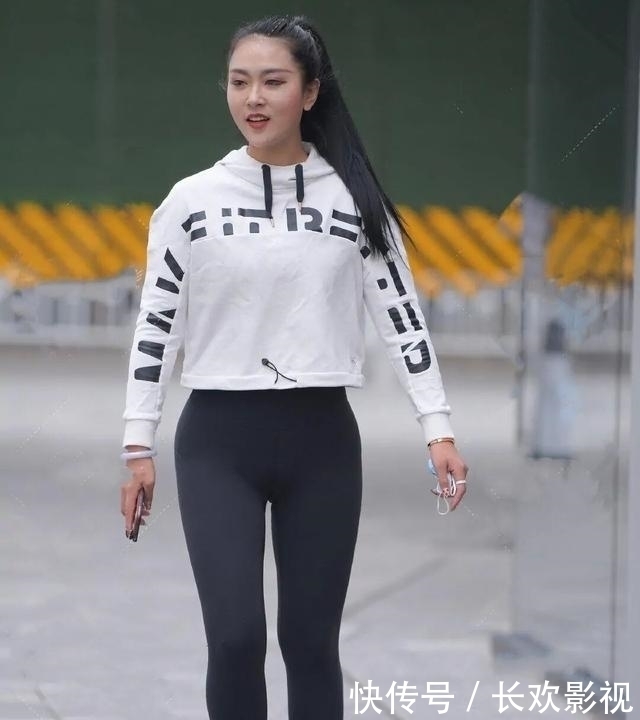 “胯大腿粗”也无妨,打底裤修身又塑形,展现身材曲线的一面