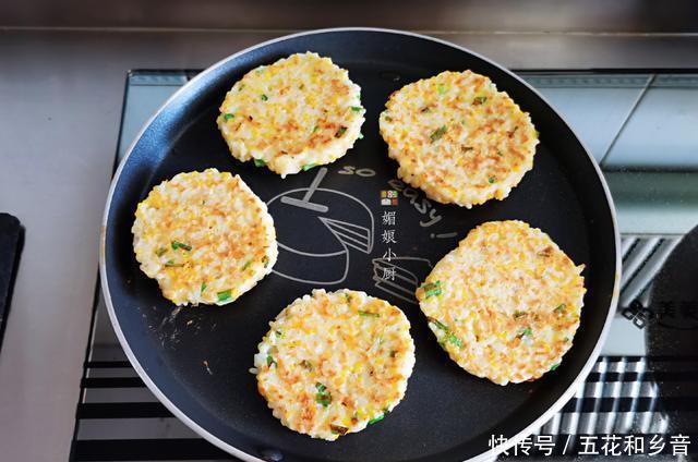 配杯|剩米饭别再炒饭了,教你做米饭鸡蛋饼,配杯蔬菜浓汤,早餐吃美了