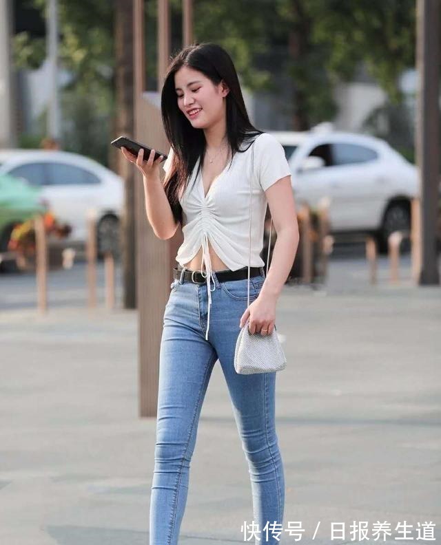裤子 牛仔打底裤搭配时尚白色上衣，好看甜美，找到合适的衣服穿搭！
