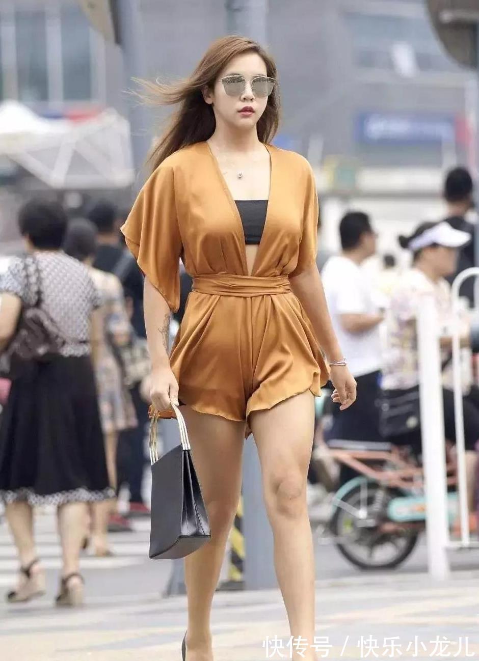 金色彩|非常优雅神秘的微胖姑娘，更容易激起异性的怜爱，好想请她吃顿饭