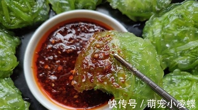 小饼|这食材最近吃得多,2元一斤,切丝团成小饼蒸一锅,蘸料吃真不错