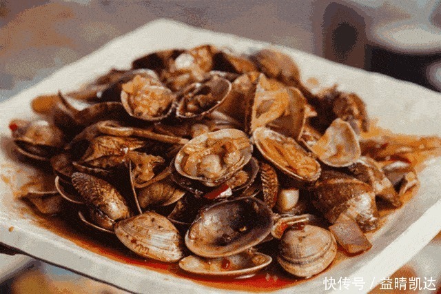 洗花蛤时,万不可加盐吐沙渔民牢记一个土方法,花蛤疯狂吐沙