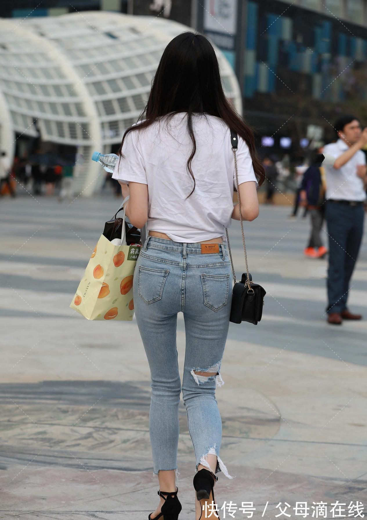 牛仔裤|街拍:2闺密逛街,牛仔裤配上单鞋,既舒适百搭,显青春活力