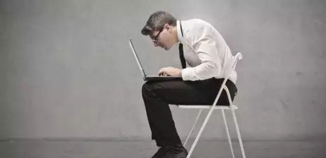 颈椎疼、脖子僵多半是3个原因所致教你2招,和颈椎病说拜拜