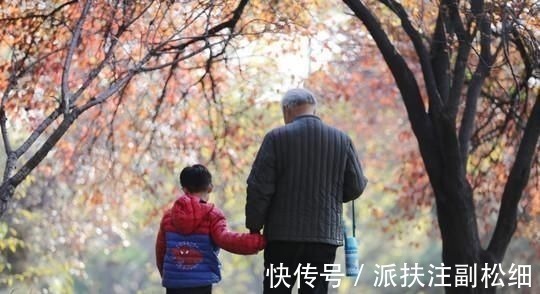 犯错|孩子生气打翻面条,服务员想收拾,奶奶接下来的话,让人肃然起敬