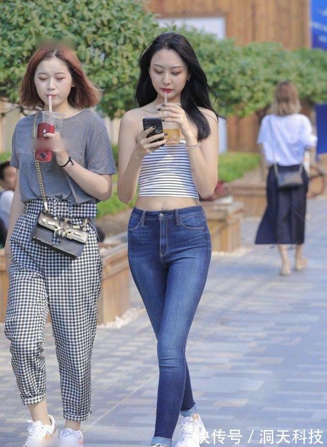 胸衣 一套条纹胸衣吸引了路人的眼球,而经典的高腰牛仔裤则突出了长腿