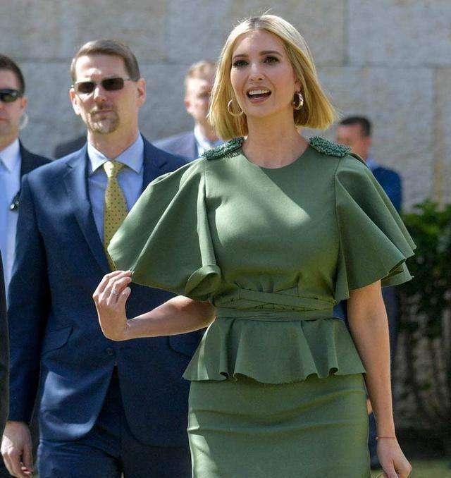 包忙|凯特穿短裙遇狂风,捧着花夹着包忙用手遮,频露打底努力挤笑好尬