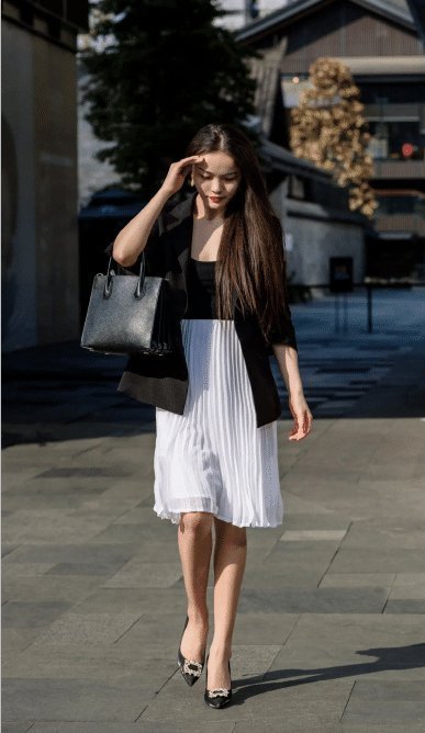 职业|街拍：白色百褶裙搭配小西装，职业中带着休闲
