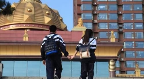 父母|班主任:“贼容易”早恋的3种女生,和荷尔蒙无关,拉都拉不住