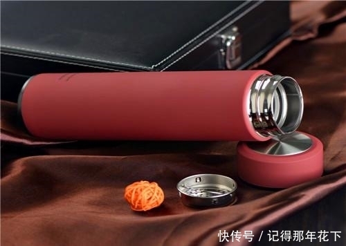 保温杯的使用禁忌，以下3种水不适合放杯里，很多人都没注意