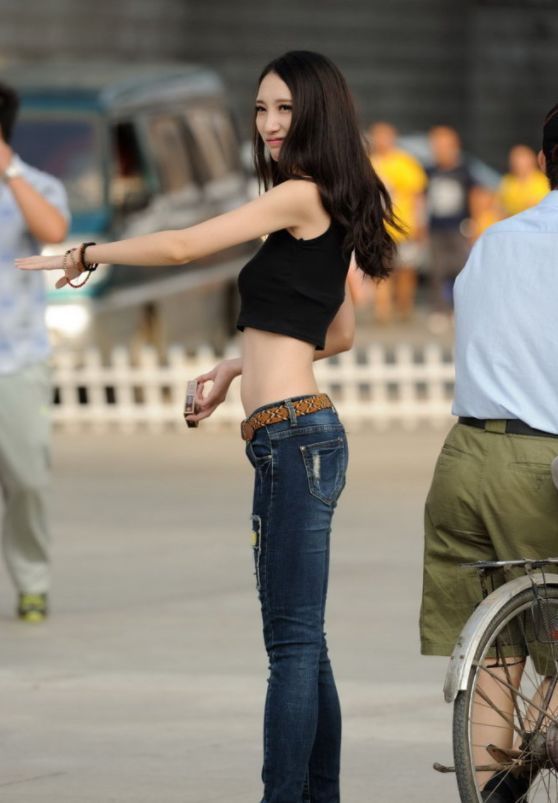 清纯|街拍:美女充满小女人清纯俏皮的搭配风格