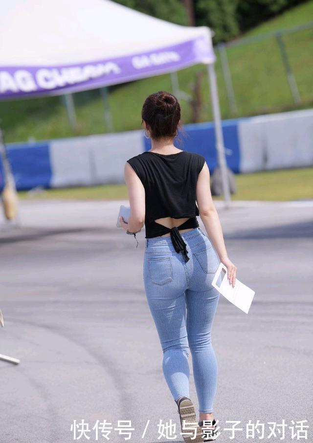 a495|时尚穿搭黑色V领上衣搭配牛仔裤+凉鞋