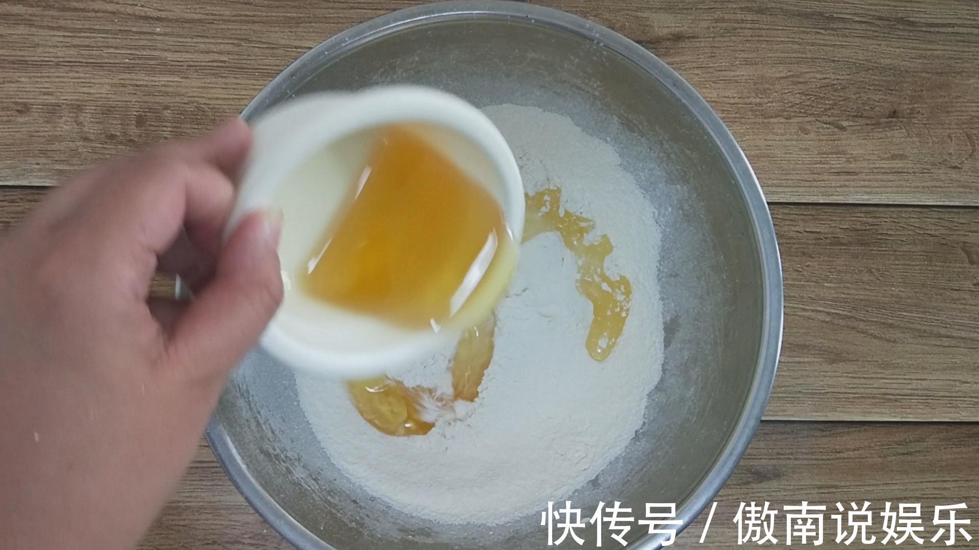 教你电饭锅做蛋糕，一搅一拌，柔软香甜，不塌不缩，一个都不够吃