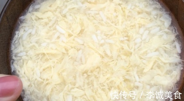 村口70岁奶奶，做“冲鸡蛋花”火了，不加盐和水，清热解暑喝不腻