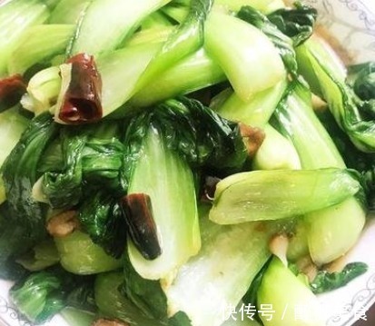 无论炒什么青菜,都不要直接下锅!学会这一招,青菜嫩绿不发黑!
