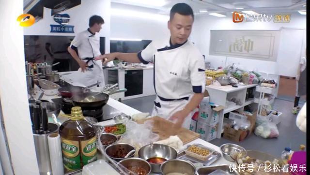 《中餐厅》这伙员工不好带，两个人脚不沾地，一个人干得少睡得早