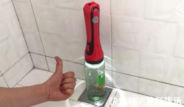 夏天把啤酒插进下水道里,解决了家家户户的困扰,后悔现在才知道