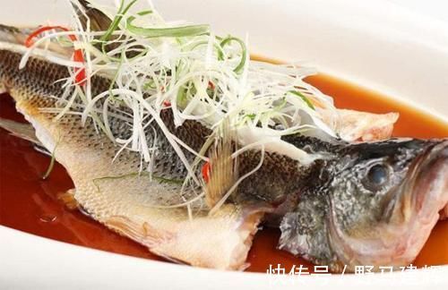 好吃|“人老腿先老”，膝盖老化多吃钙片？不如吃“3物”，好吃不贵