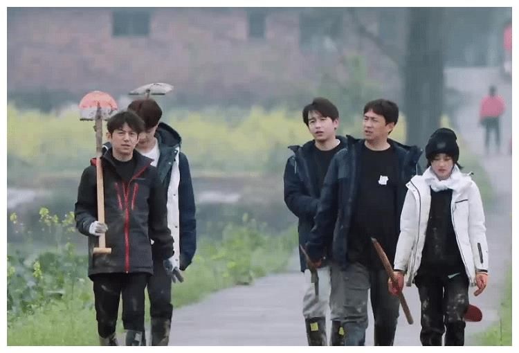 黄磊何炅商量拼床,看到彭昱畅的反应,学霸和学渣的区别很明显