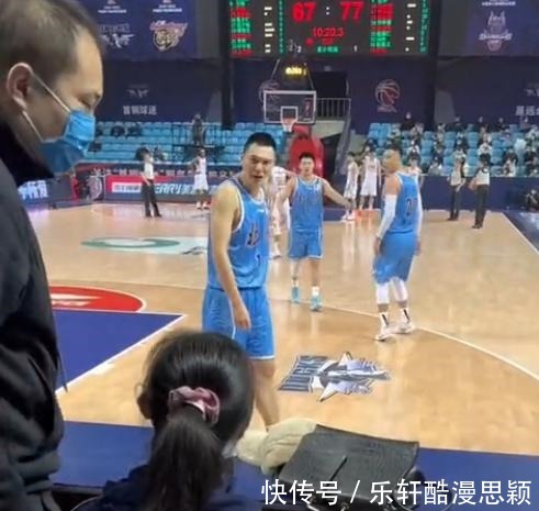 一地鸡毛|首钢球员为何和女记者对骂对骂内容曝光,朱彦西人身攻击太不该