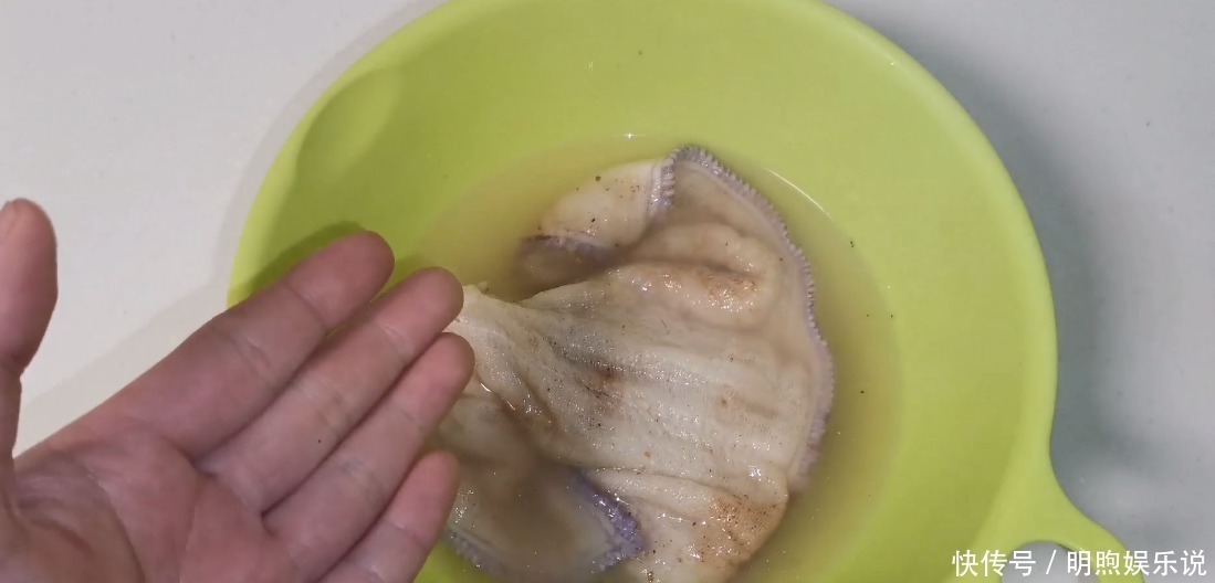 柔软|洗毛巾，只需水里撒一点，不管多脏多旧的毛巾，洗出来干净又柔软