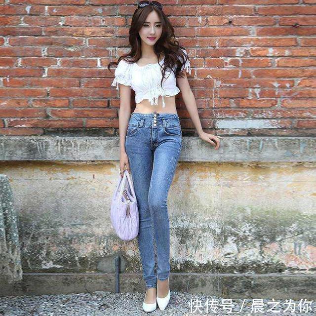 紧身牛仔裤 牛仔裤随意搭配出美女不一样的风格,带来完美的视觉感!