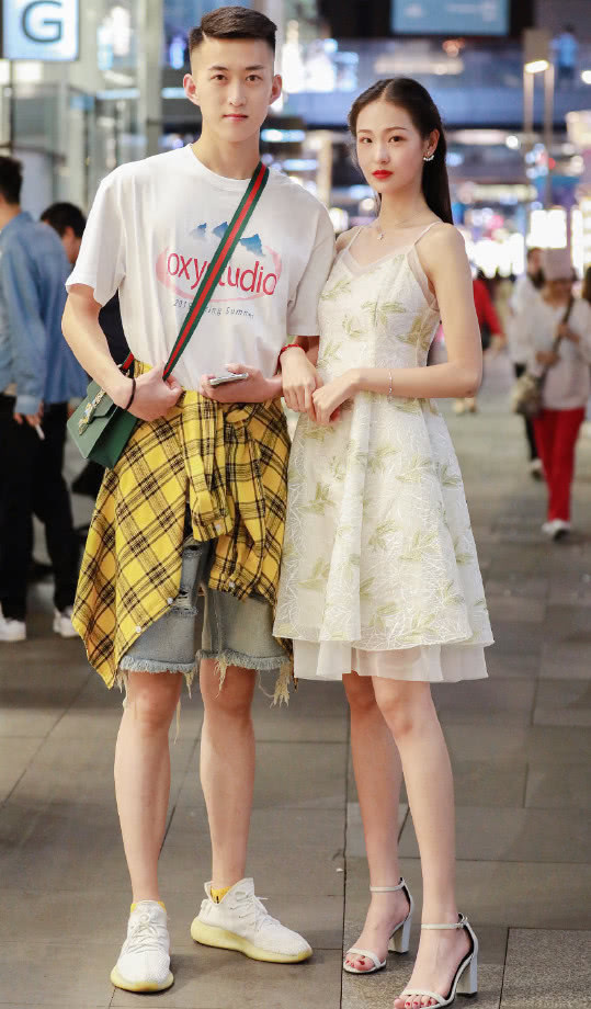 小姐姐穿得真潮“左边适合见闺蜜,右边适合见男友”,佩服