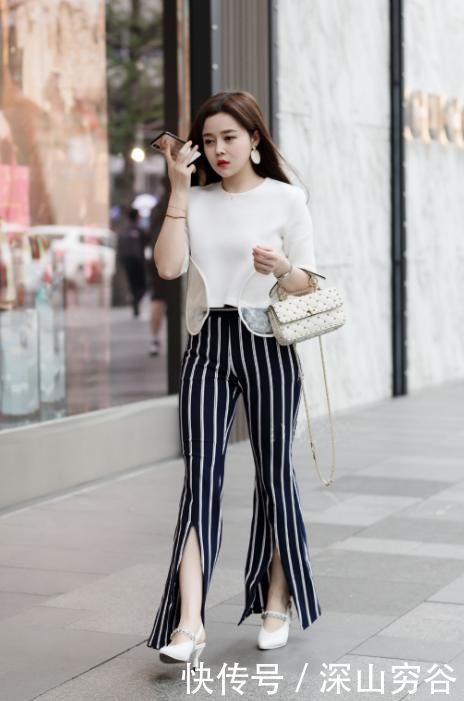 喇叭裤|气质出众的小姐姐,白上衣搭配条纹喇叭裤,凸显淑女气质