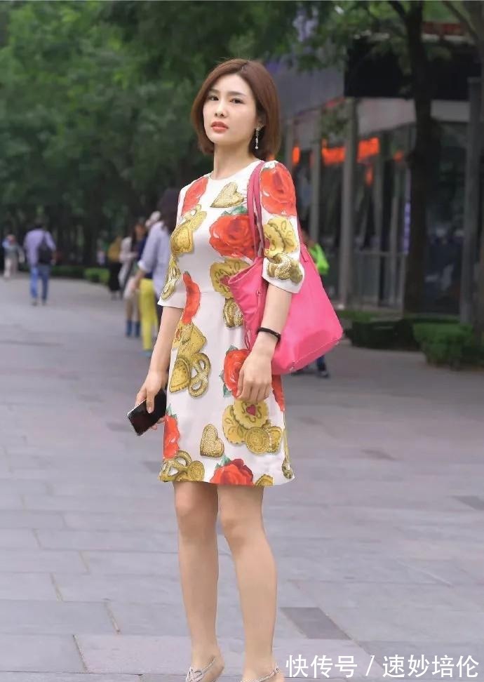 服饰|时尚减龄的连衣裙，搭配精致有型的高跟鞋，清新自然又温柔