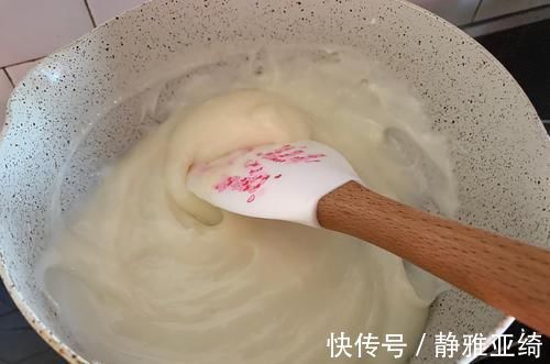 家里有牛奶的试试这做法,不用一滴油,外酥里嫩,好吃又健康